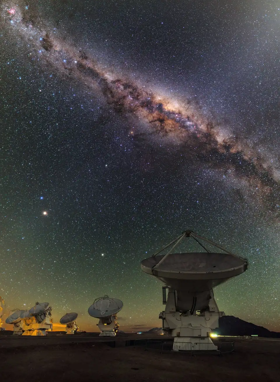 Des antennes de radiotelescope sous le centre de la Voie lactee, haut dans le ciel austral.